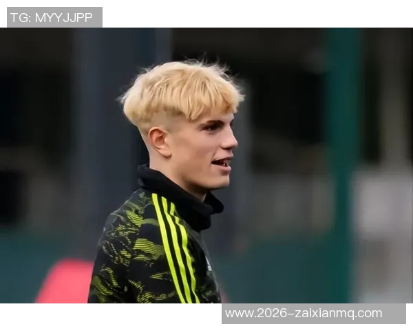 加纳乔单刀失机引发怒火捶草皮表情失落惹人关注